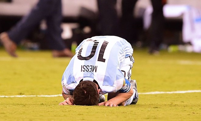 Lionel Messi bất ngờ tuyên bố giã từ đội tuyển Argentina