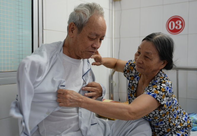 Áp lực chăm người bệnh