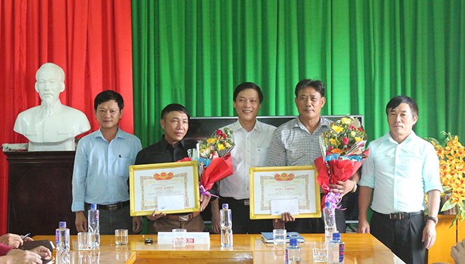 Tình người trên biển