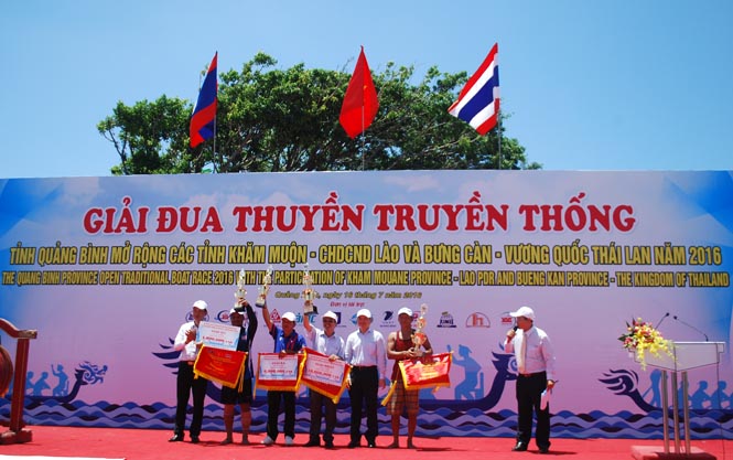 Tưng bừng giải đua thuyền truyền thống tỉnh Quảng Bình mở rộng các tỉnh Khăm Muộn (CHDCND Lào) và Bưng Càn (Vương quốc Thái Lan) năm 2016
