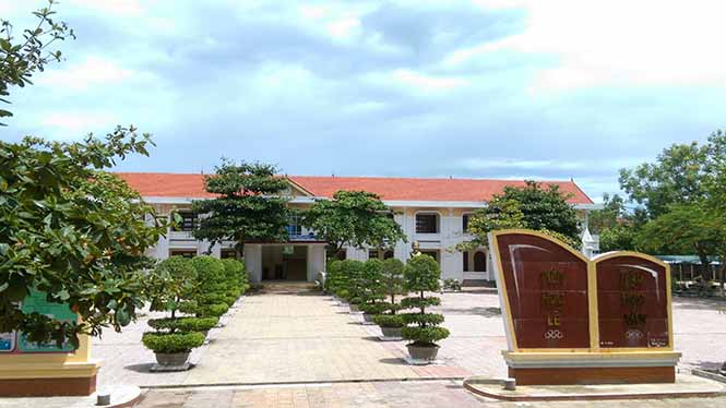 Học và làm theo Bác ở Chi bộ Trường THPT Hoàng Hoa Thám