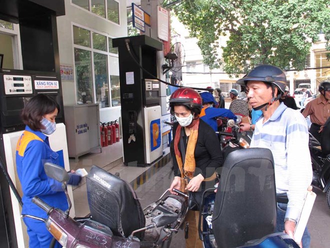 Từ 15 giờ, giữ nguyên giá dầu, giảm giá xăng Ron 92 thêm 665 đồng