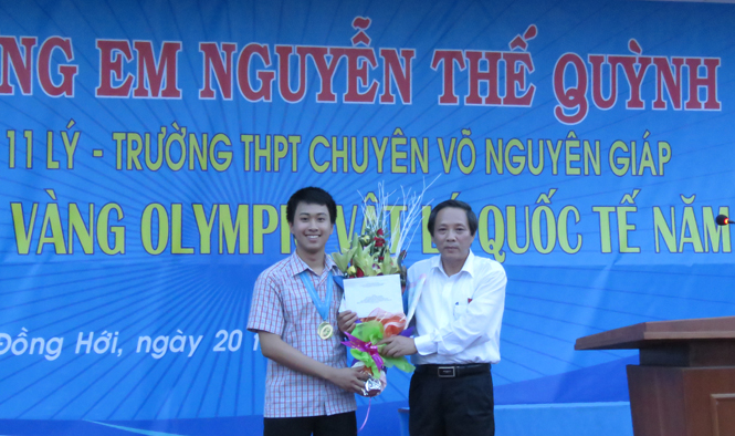 Đồng chí Bí thư Tỉnh ủy chúc mừng Nguyễn Thế Quỳnh-học sinh đoạt huy chương vàng Olympic Vật lý Quốc tế 2016