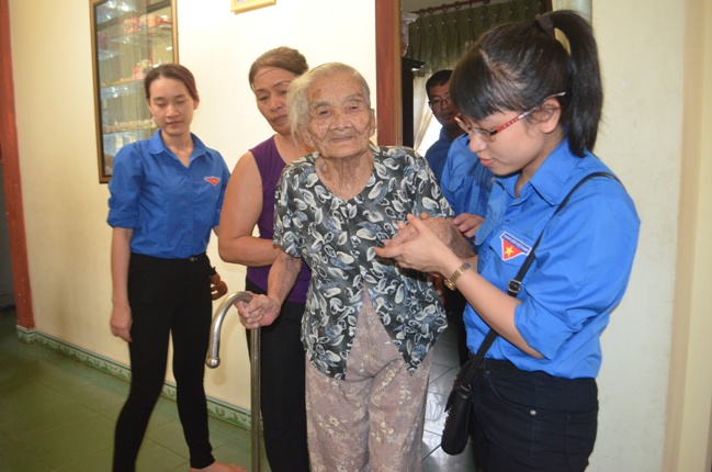 Đoàn thanh niên Bệnh viện hữu nghị Việt Nam-Cu Ba Đồng Hới thăm, tặng quà cho các mẹ Việt Nam anh hùng