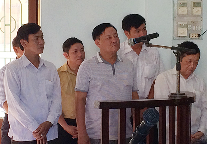 Vụ 6 cán bộ xã Nhân Trạch (Bố Trạch) "tạm ứng" tiền chương trình 167 ăn tết: Tòa thay đổi tội danh của 2 bị cáo
