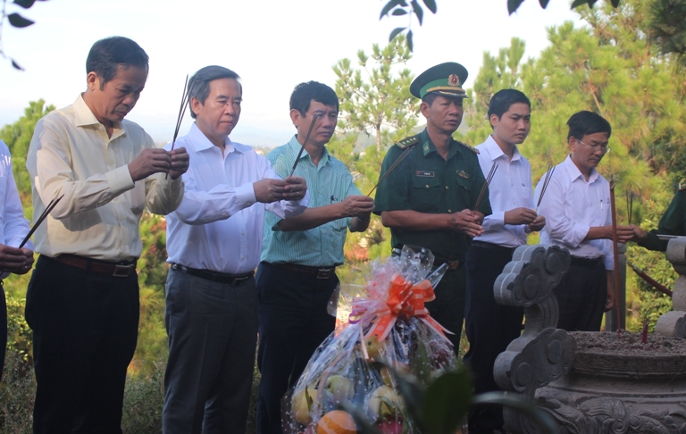 Đồng chí Nguyễn Văn Bình, Ủy viên Bộ Chính trị, Bí thư Trung ương Đảng, Trưởng ban Kinh tế Trung ương viếng mộ Đại tướng Võ Nguyên Giáp