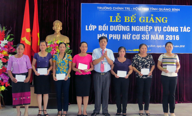 Bế giảng lớp bồi dưỡng nghiệp vụ công tác Hội phụ nữ cơ sở năm 2016