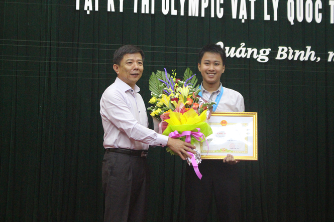 Trao thưởng cho em Nguyễn Thế Quỳnh, học sinh đoạt Huy chương Vàng Olympic Vật lý quốc tế 2016