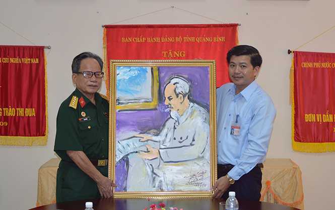 Họa sỹ Lê Duy Ứng tặng Báo Quảng Bình bức tranh "Bác Hồ đọc báo"