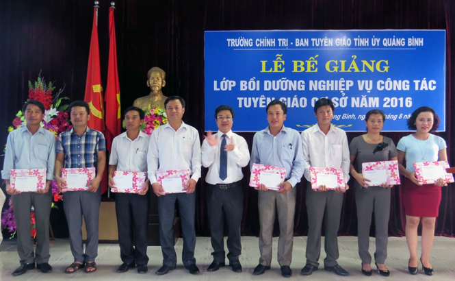 Bế giảng lớp bồi dưỡng nghiệp vụ công tác Tuyên giáo cơ sở năm 2016