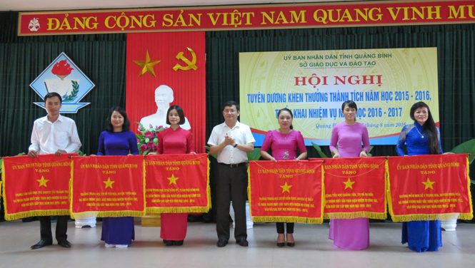 Tuyên dương, khen thưởng thành tích năm học 2015-2016