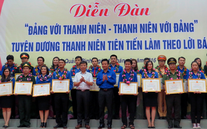 Diễn đàn "Đảng với thanh niên-Thanh niên với Đảng" và tuyên dương thanh niên tiên tiến làm theo lời Bác