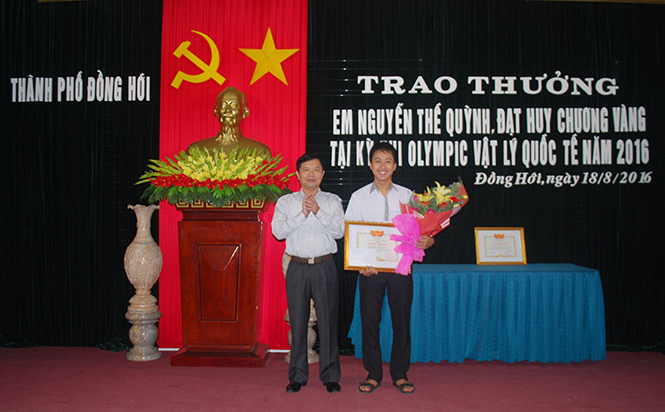 Thành phố Đồng Hới trao thưởng cho em Nguyễn Thế Quỳnh