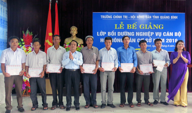 Bế giảng lớp bồi dưỡng nghiệp vụ cán bộ Hội Nông dân cơ sở năm 2016