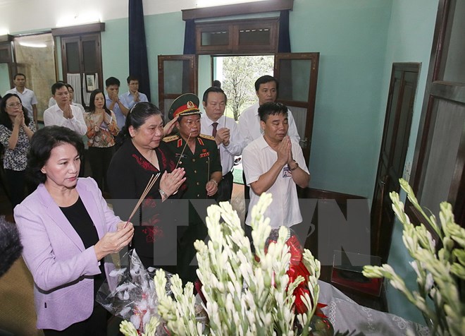Các lãnh đạo Quốc hội dâng hương tưởng niệm Chủ tịch Hồ Chí Minh