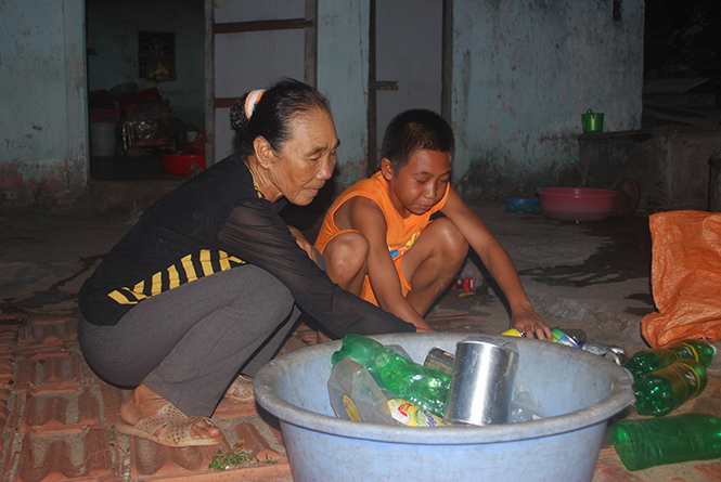 Phận già nuôi cháu mồ côi