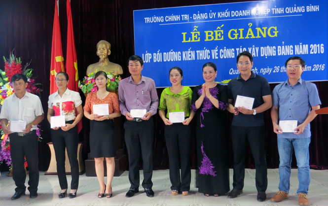 Bế giảng lớp bồi dưỡng công tác xây dựng Đảng năm 2016