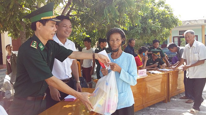 Tập đoàn Vingroup và Bộ đội Biên phòng Quảng Bình trao quà hỗ trợ ngư dân miền biển
