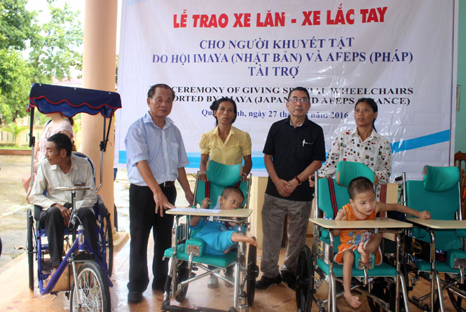 Trao xe lăn, xe lắc cho người khuyết tật Quảng Bình