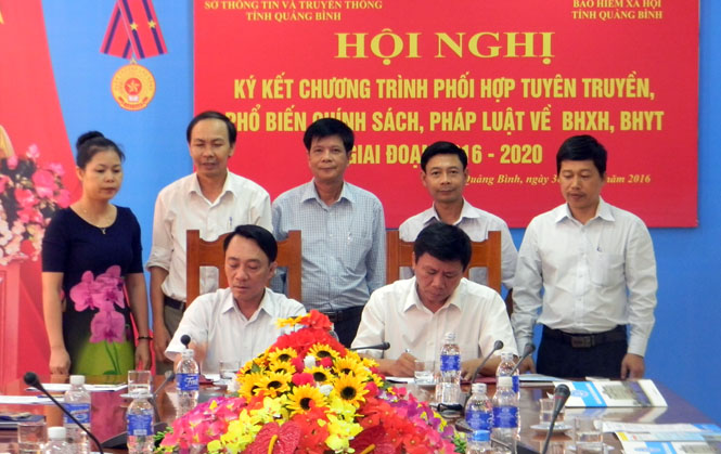 Ký kết chương trình phối hợp tuyên truyền, phổ biến chính sách, pháp luật BHXH, BHYT giai đoạn 2016-2020