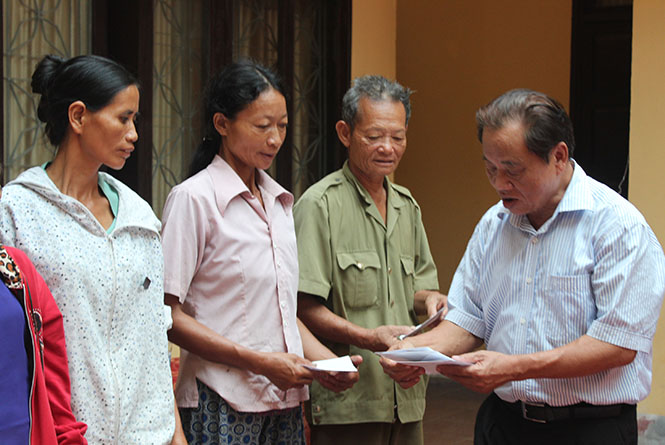Trao tặng quà cho người khuyết tật và trẻ em mồ côi ở huyện Minh Hóa