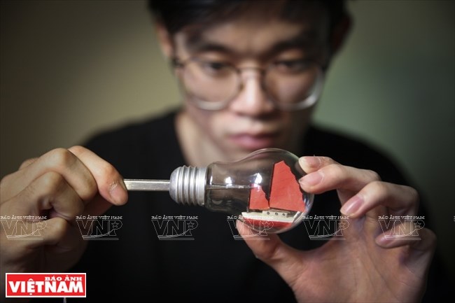 "Phù thủy" đưa tàu thuyền vào trong bóng đèn và chai lọ