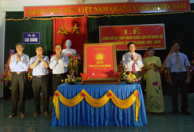 Công bố và phát hành cuốn Lịch sử Đảng bộ xã Cao Quảng