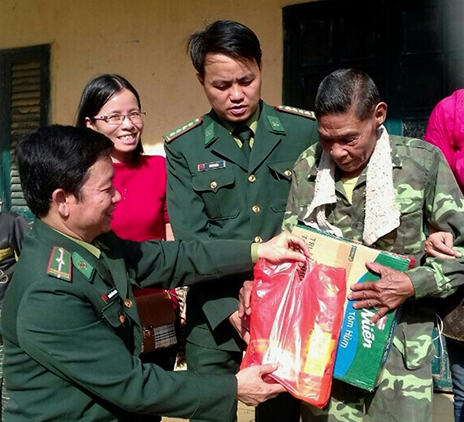 Hết lòng vì dân
