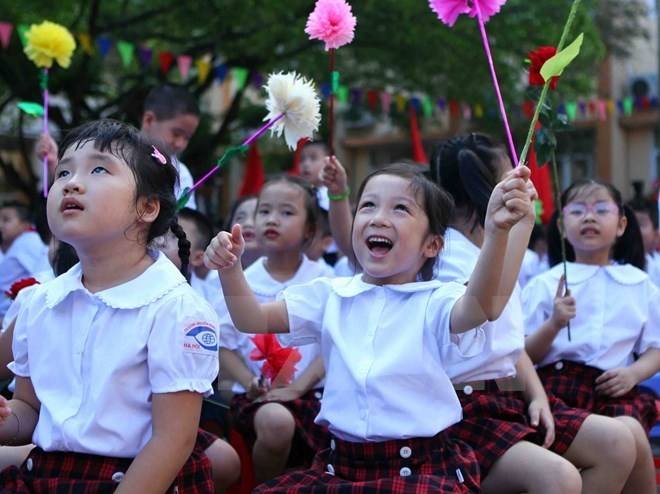 Trời ít mưa và oi nóng trong ngày khai giảng năm học mới