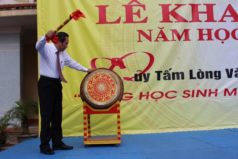 Các đồng chí lãnh đạo tỉnh tham dự lễ khai giảng nhân dịp năm học mới