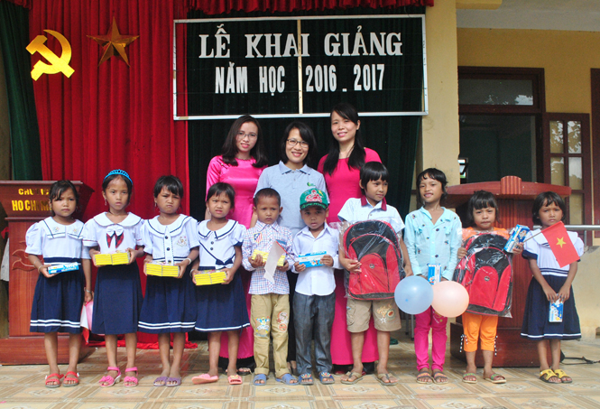 Trung tâm Bảo tồn thiên nhiên Việt: Tặng quà cho học sinh nghèo vùng cao Kim Thủy