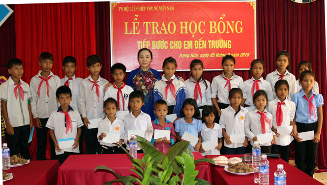 Đồng chí Phó Chủ tịch Thường trực Hội LHPN Việt Nam trao học bổng cho học sinh nghèo Quảng Bình