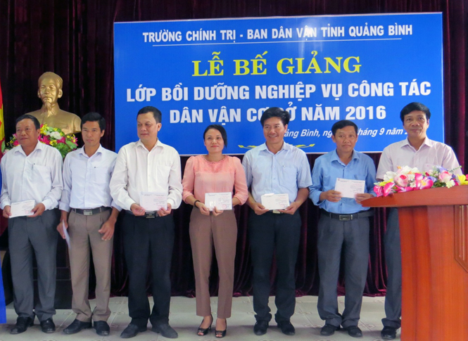 Bế giảng lớp bồi dưỡng công tác Dân vận cơ sở năm 2016