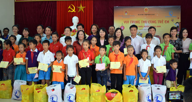 Phó Chủ tịch nước tặng quà cho trẻ em xã Hải Ninh