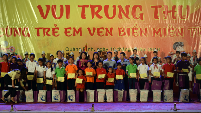 Chương trình "Vui Trung thu cùng trẻ em ven biển miền Trung"