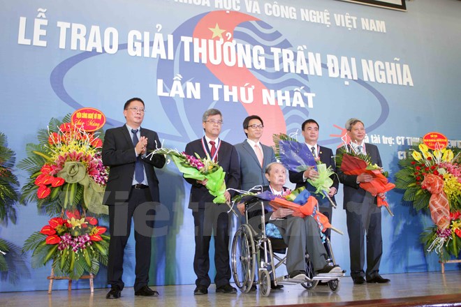 "Hãy tạo điều kiện và cả những thách thức cho các nhà khoa học trẻ"