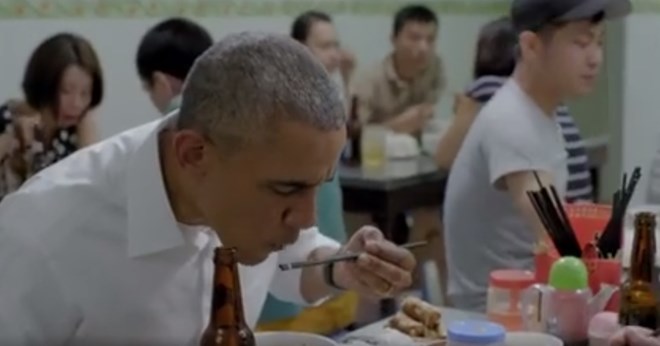 CNN hé lộ hình ảnh ông Obama dùng đũa thành thục ăn bún chả