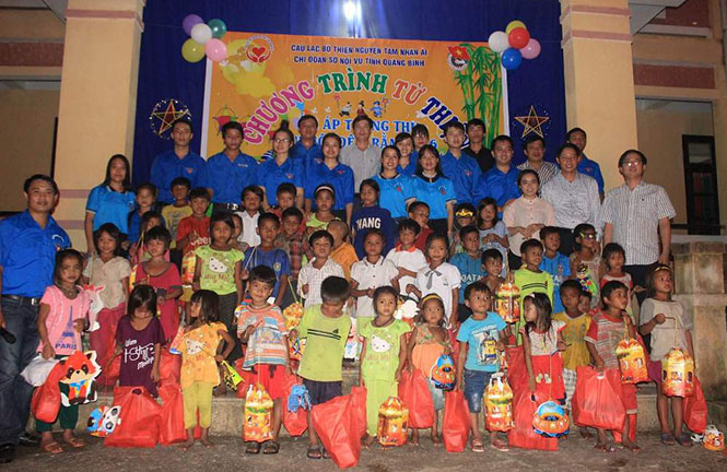 Mang Trung thu tới cho thiếu nhi xã biên giới Thượng Trạch