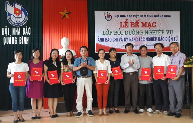 Bế giảng lớp bồi dưỡng nghiệp vụ ảnh báo chí và kỹ năng tác nghiệp báo điện tử