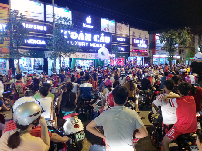 Vỉa hè thành... sân khấu