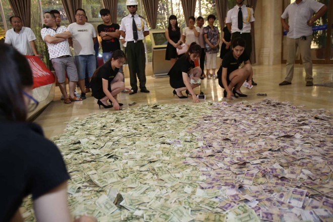 Cặp vợ chồng già vác cả bao tải tiền lẻ để đi mua nhà