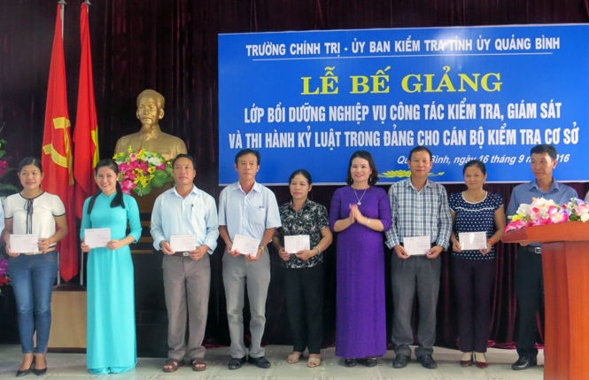 Bế giảng lớp bồi dưỡng nghiệp vụ công tác kiểm tra, giám sát và thi hành kỷ luật trong Đảng