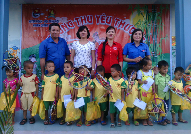 Tổ chức Tết Trung thu cho thiếu nhi ở xã biển Hải Ninh