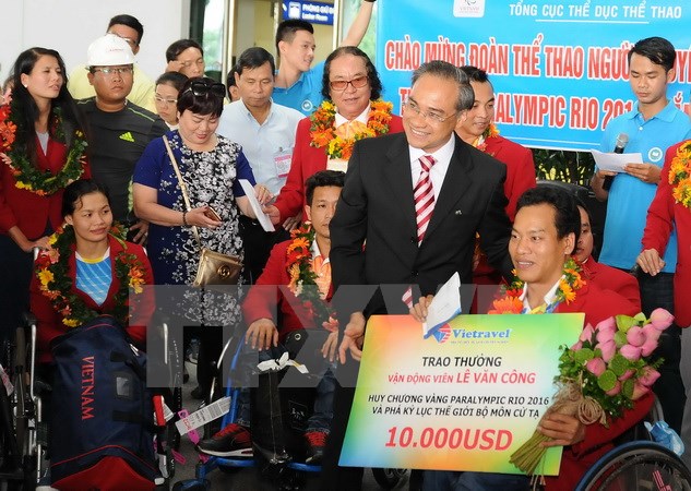 Chào đón đoàn thể thao người khuyết tật Việt Nam đại thắng trở về