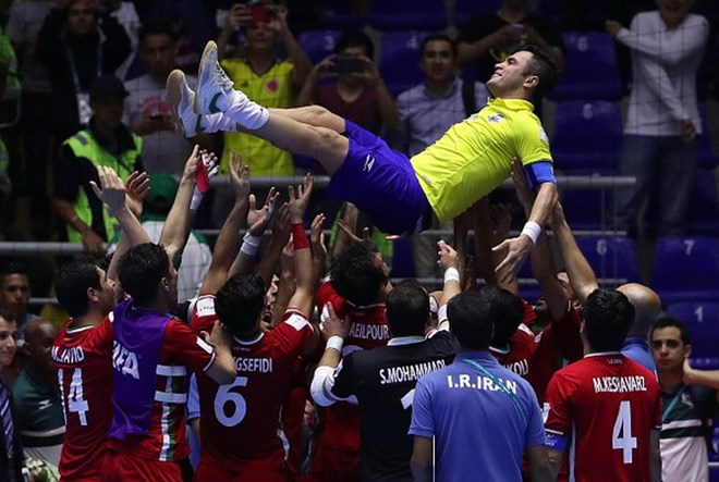 Cầu thủ Iran tôn vinh "Vua Futsal" Falcao sau trận cầu lịch sử