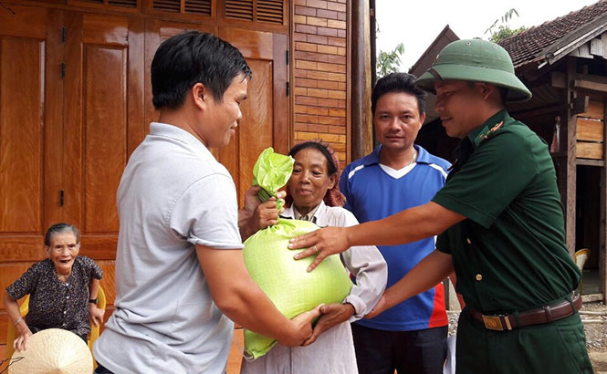 Đồn Biên phòng Cà Xèng phối hợp với địa phương giúp đồng bào Rục phòng, chống lũ
