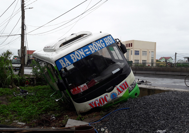 Xe buýt tông vào học sinh trên đường tới trường