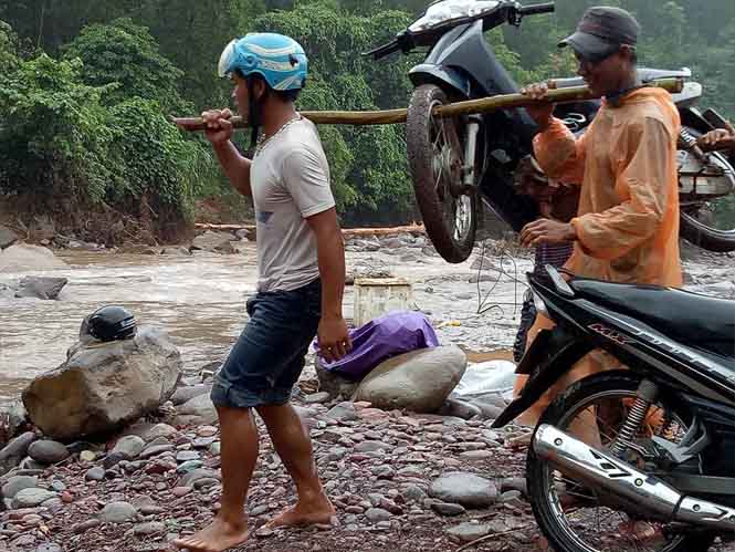 Giáo viên phải khiêng xe đến lớp