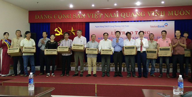 Trao máy thông tin liên lạc tầm xa cho ngư dân Quảng Bình