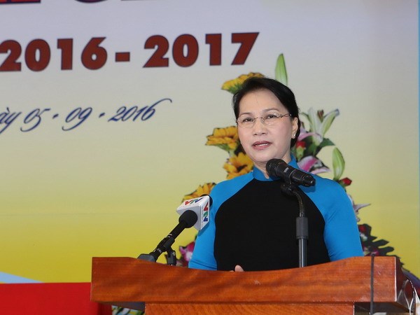 Chủ tịch Quốc hội bắt đầu chuyến thăm hữu nghị chính thức Lào